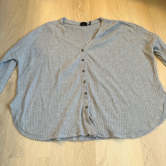 Great condition. Oversized size small great sweater from urban outfitters. - Picture 2 of 3